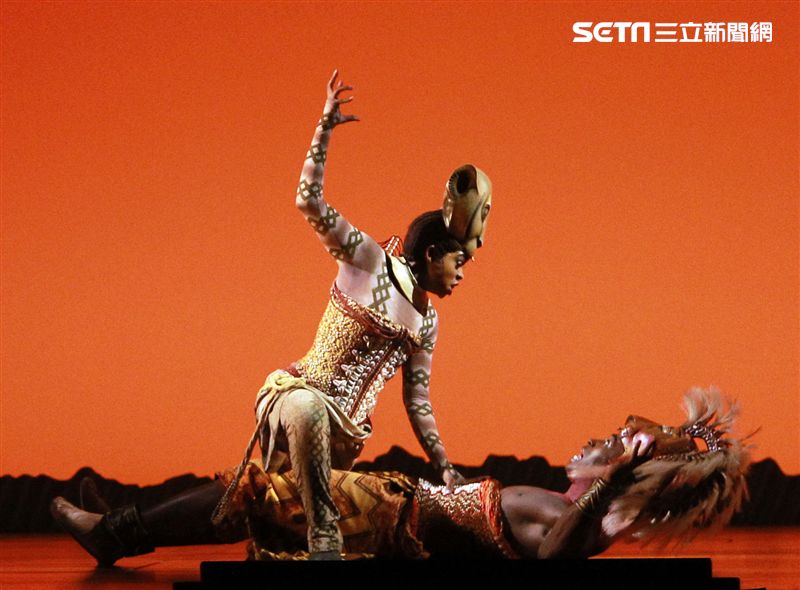 真人版「獅子王」音樂劇撼動人心的演唱搭配栩栩如真的非洲叢林、原野動物，讓現場觀眾都震撼不已。（記者邱榮吉/攝影）