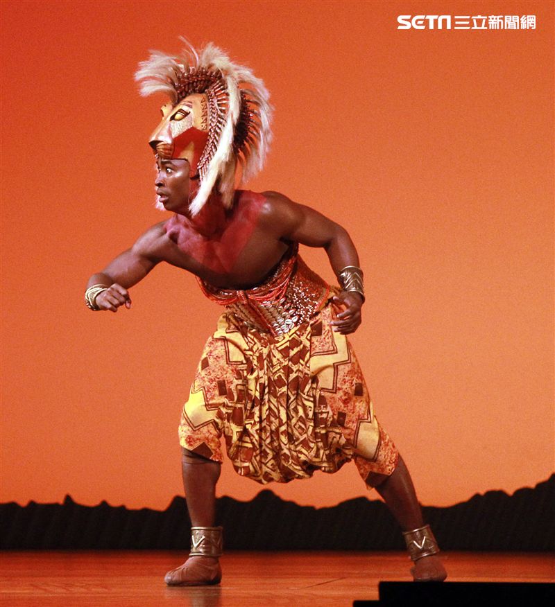 真人版「獅子王」音樂劇撼動人心的演唱搭配栩栩如真的非洲叢林、原野動物，讓現場觀眾都震撼不已。（記者邱榮吉/攝影）