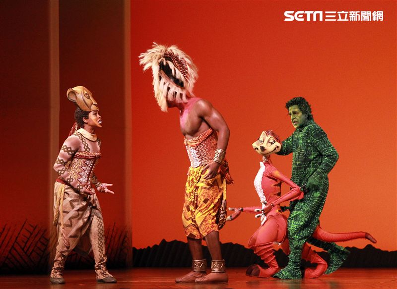 真人版「獅子王」音樂劇撼動人心的演唱搭配栩栩如真的非洲叢林、原野動物，讓現場觀眾都震撼不已。（記者邱榮吉/攝影）