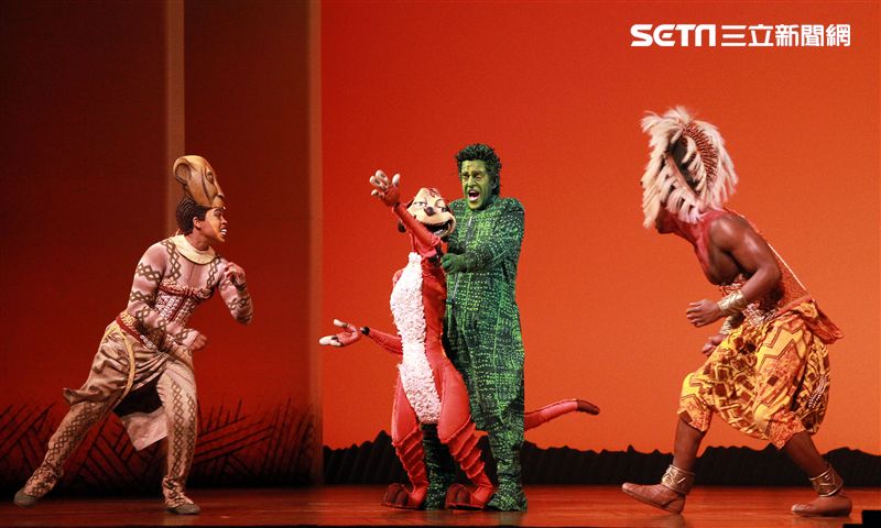 真人版「獅子王」音樂劇撼動人心的演唱搭配栩栩如真的非洲叢林、原野動物，讓現場觀眾都震撼不已。（記者邱榮吉/攝影）