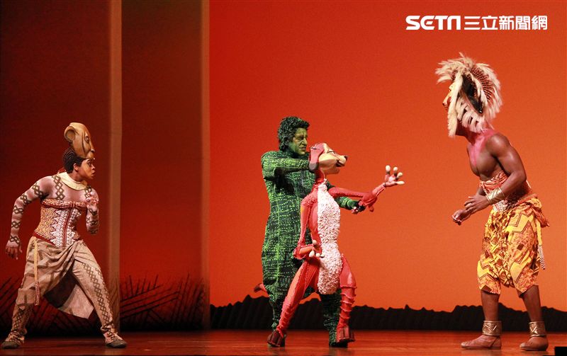 真人版「獅子王」音樂劇撼動人心的演唱搭配栩栩如真的非洲叢林、原野動物，讓現場觀眾都震撼不已。（記者邱榮吉/攝影）