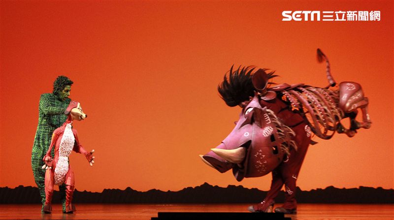 真人版「獅子王」音樂劇撼動人心的演唱搭配栩栩如真的非洲叢林、原野動物，讓現場觀眾都震撼不已。（記者邱榮吉/攝影）