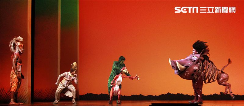 真人版「獅子王」音樂劇撼動人心的演唱搭配栩栩如真的非洲叢林、原野動物，讓現場觀眾都震撼不已。（記者邱榮吉/攝影）