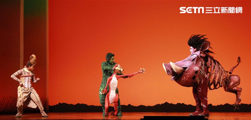 真人版「獅子王」音樂劇撼動人心的演唱搭配栩栩如真的非洲叢林、原野動物，讓現場觀眾都震撼不已。（記者邱榮吉/攝影）