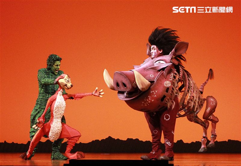 真人版「獅子王」音樂劇撼動人心的演唱搭配栩栩如真的非洲叢林、原野動物，讓現場觀眾都震撼不已。（記者邱榮吉/攝影）