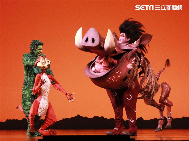 真人版「獅子王」音樂劇撼動人心的演唱搭配栩栩如真的非洲叢林、原野動物，讓現場觀眾都震撼不已。（記者邱榮吉/攝影）