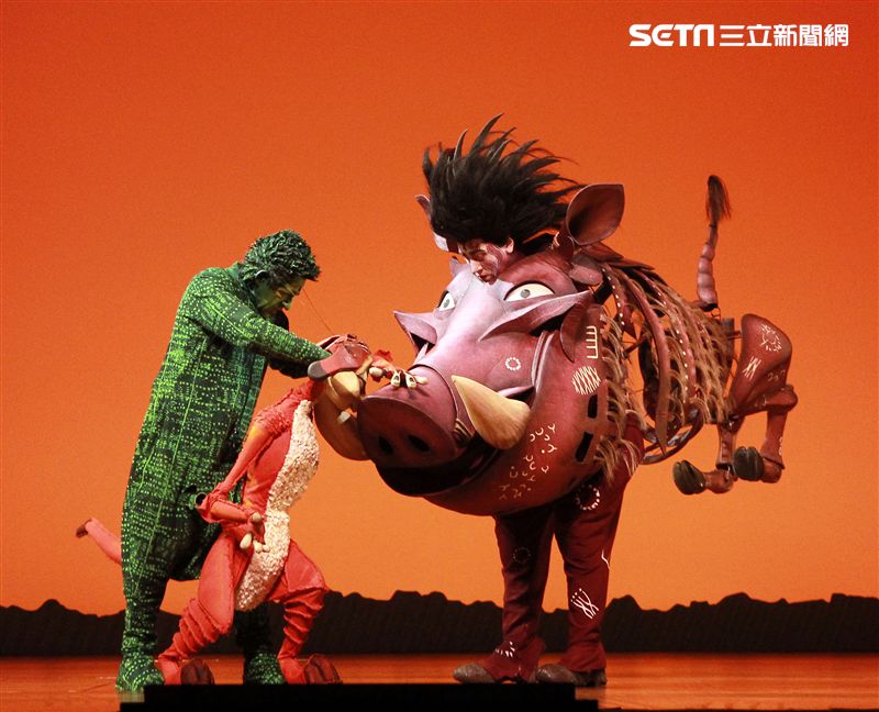 真人版「獅子王」音樂劇撼動人心的演唱搭配栩栩如真的非洲叢林、原野動物，讓現場觀眾都震撼不已。（記者邱榮吉/攝影）