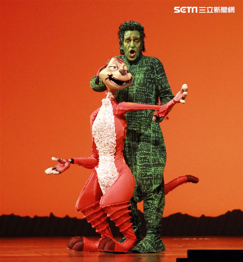 真人版「獅子王」音樂劇撼動人心的演唱搭配栩栩如真的非洲叢林、原野動物，讓現場觀眾都震撼不已。（記者邱榮吉/攝影）