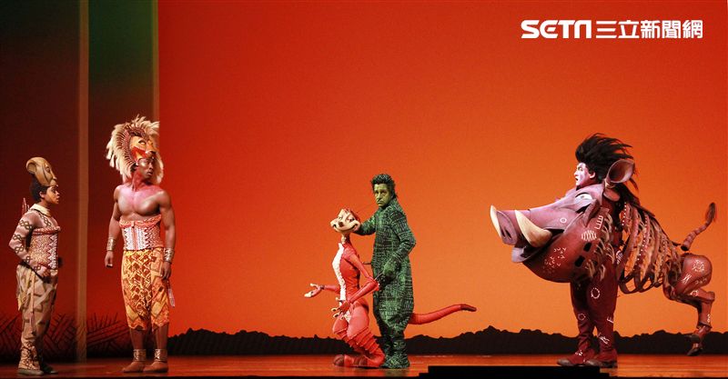 真人版「獅子王」音樂劇撼動人心的演唱搭配栩栩如真的非洲叢林、原野動物，讓現場觀眾都震撼不已。（記者邱榮吉/攝影）