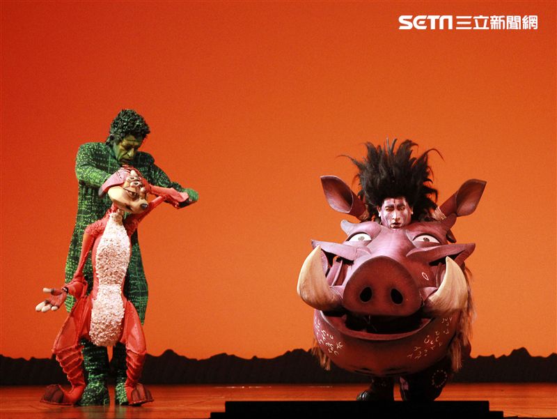 真人版「獅子王」音樂劇撼動人心的演唱搭配栩栩如真的非洲叢林、原野動物，讓現場觀眾都震撼不已。（記者邱榮吉/攝影）