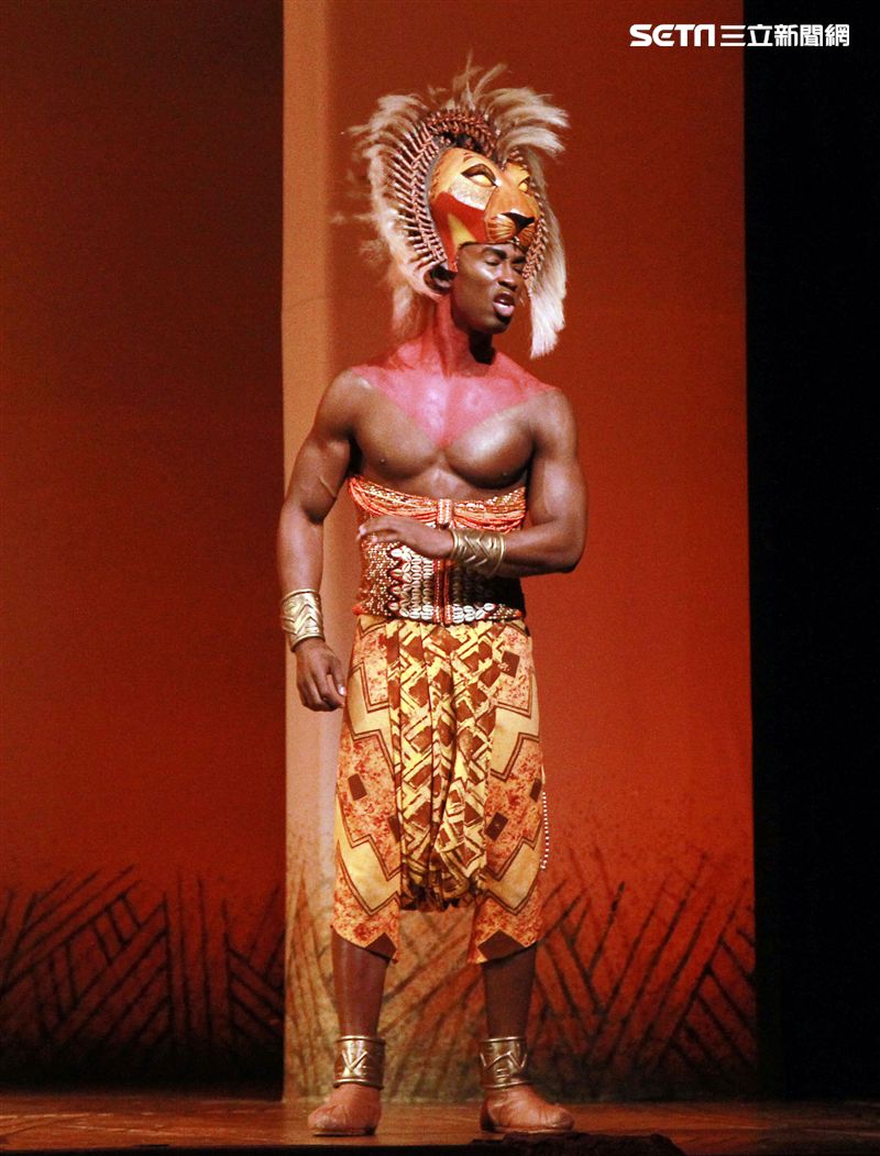 真人版「獅子王」音樂劇撼動人心的演唱搭配栩栩如真的非洲叢林、原野動物，讓現場觀眾都震撼不已。（記者邱榮吉/攝影）