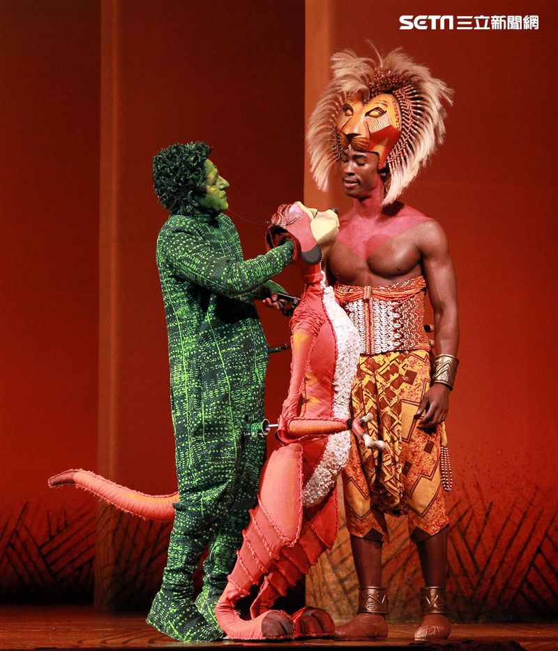 真人版「獅子王」音樂劇撼動人心的演唱搭配栩栩如真的非洲叢林、原野動物，讓現場觀眾都震撼不已。（記者邱榮吉/攝影）