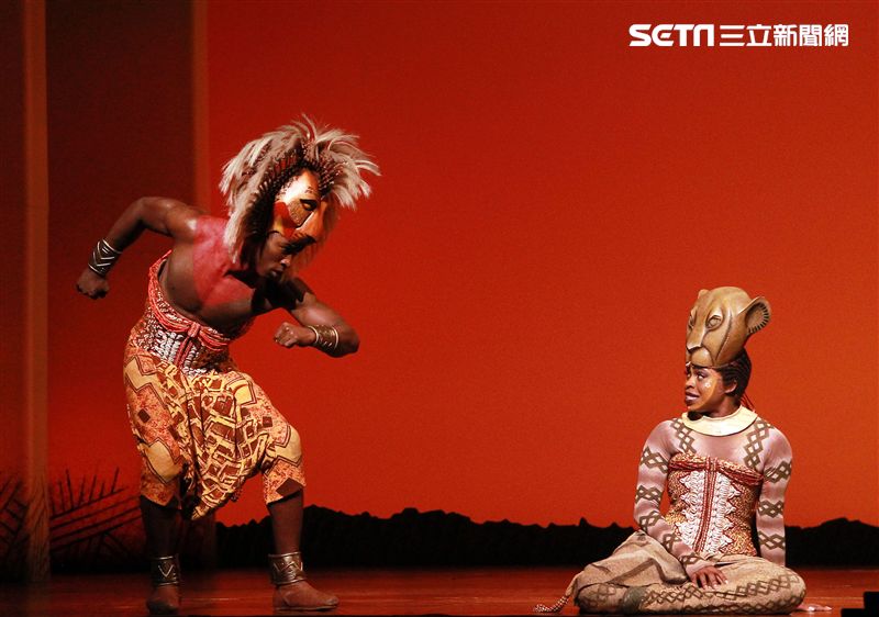 真人版「獅子王」音樂劇撼動人心的演唱搭配栩栩如真的非洲叢林、原野動物，讓現場觀眾都震撼不已。（記者邱榮吉/攝影）