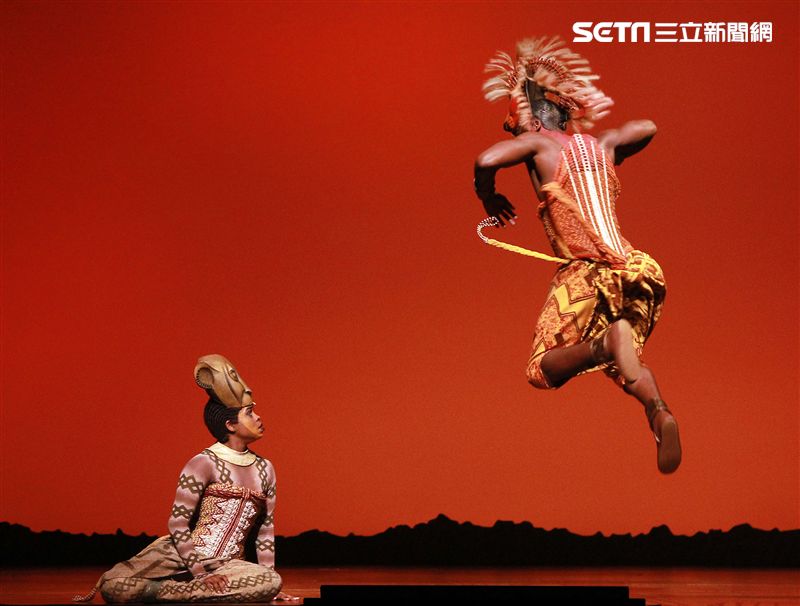 真人版「獅子王」音樂劇撼動人心的演唱搭配栩栩如真的非洲叢林、原野動物，讓現場觀眾都震撼不已。（記者邱榮吉/攝影）