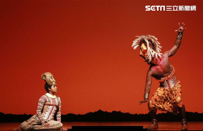 真人版「獅子王」音樂劇撼動人心的演唱搭配栩栩如真的非洲叢林、原野動物，讓現場觀眾都震撼不已。（記者邱榮吉/攝影）