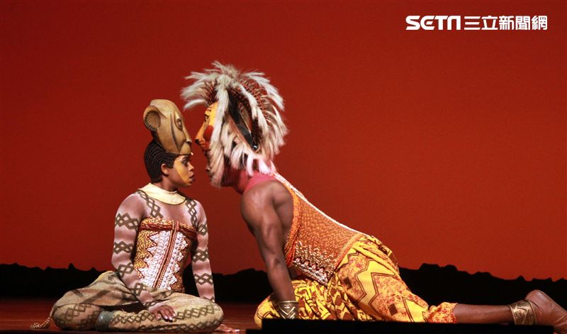 真人版「獅子王」音樂劇撼動人心的演唱搭配栩栩如真的非洲叢林、原野動物，讓現場觀眾都震撼不已。（記者邱榮吉/攝影）