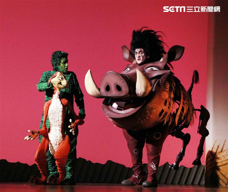 真人版「獅子王」音樂劇撼動人心的演唱搭配栩栩如真的非洲叢林、原野動物，讓現場觀眾都震撼不已。（記者邱榮吉/攝影）