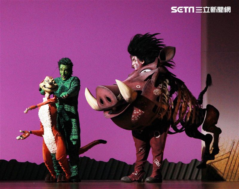 真人版「獅子王」音樂劇撼動人心的演唱搭配栩栩如真的非洲叢林、原野動物，讓現場觀眾都震撼不已。（記者邱榮吉/攝影）