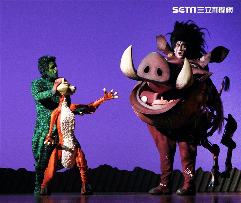 真人版「獅子王」音樂劇撼動人心的演唱搭配栩栩如真的非洲叢林、原野動物，讓現場觀眾都震撼不已。（記者邱榮吉/攝影）