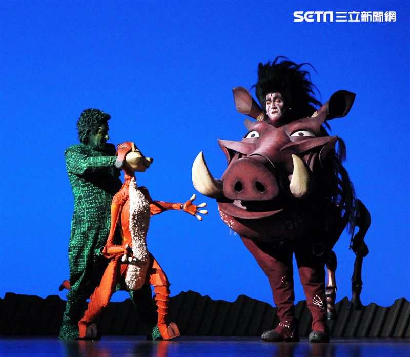 真人版「獅子王」音樂劇撼動人心的演唱搭配栩栩如真的非洲叢林、原野動物，讓現場觀眾都震撼不已。（記者邱榮吉/攝影）