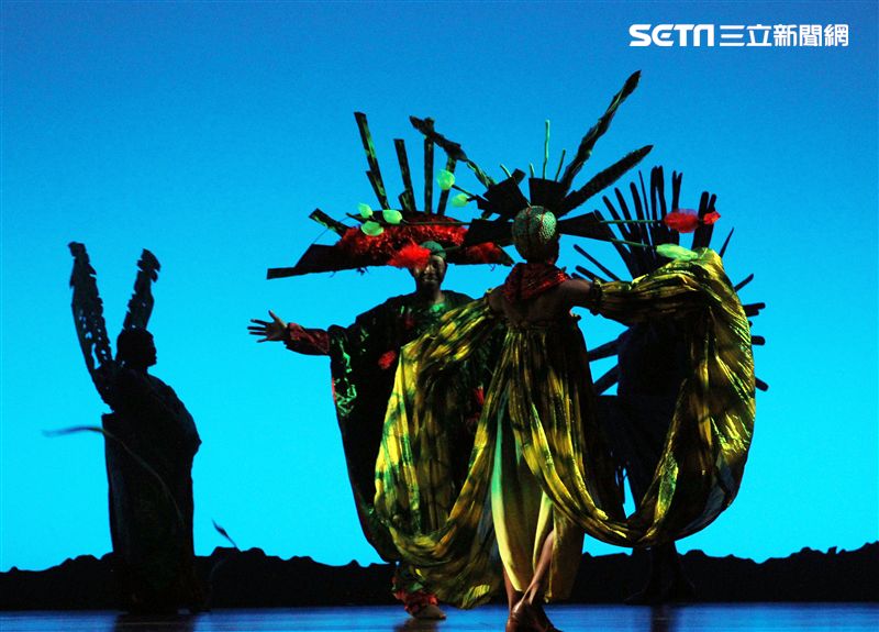 真人版「獅子王」音樂劇撼動人心的演唱搭配栩栩如真的非洲叢林、原野動物，讓現場觀眾都震撼不已。（記者邱榮吉/攝影）