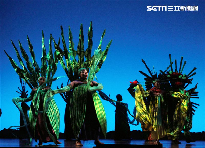 真人版「獅子王」音樂劇撼動人心的演唱搭配栩栩如真的非洲叢林、原野動物，讓現場觀眾都震撼不已。（記者邱榮吉/攝影）