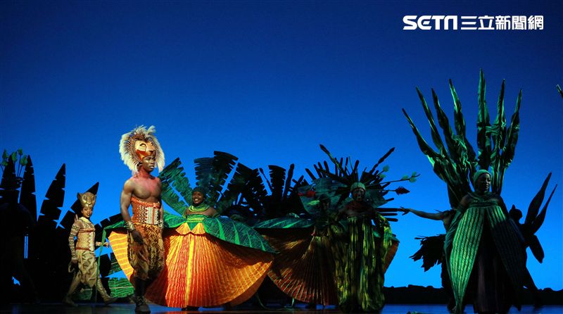 真人版「獅子王」音樂劇撼動人心的演唱搭配栩栩如真的非洲叢林、原野動物，讓現場觀眾都震撼不已。（記者邱榮吉/攝影）