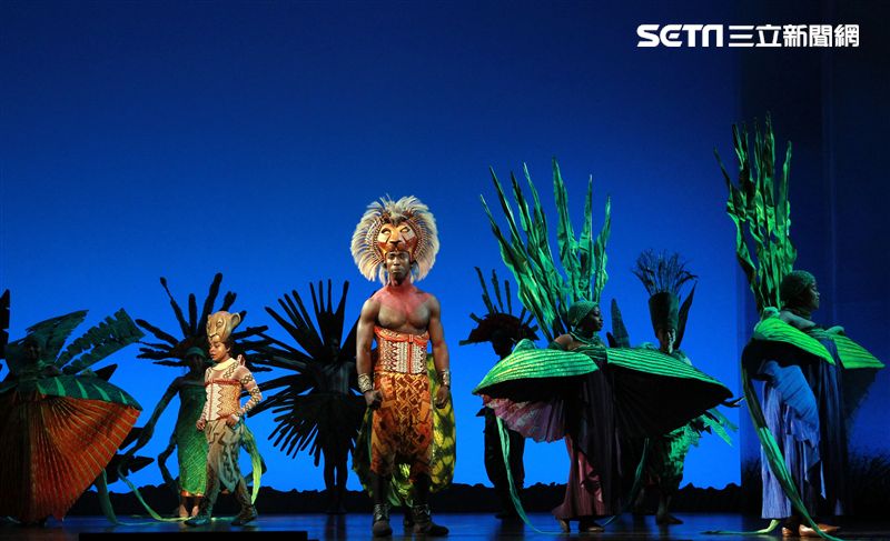 真人版「獅子王」音樂劇撼動人心的演唱搭配栩栩如真的非洲叢林、原野動物，讓現場觀眾都震撼不已。（記者邱榮吉/攝影）
