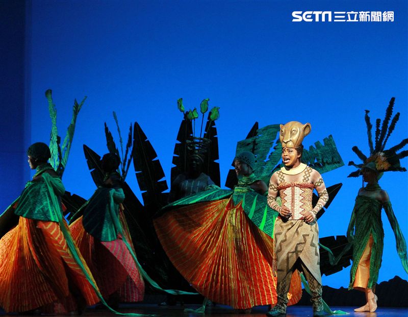 真人版「獅子王」音樂劇撼動人心的演唱搭配栩栩如真的非洲叢林、原野動物，讓現場觀眾都震撼不已。（記者邱榮吉/攝影）