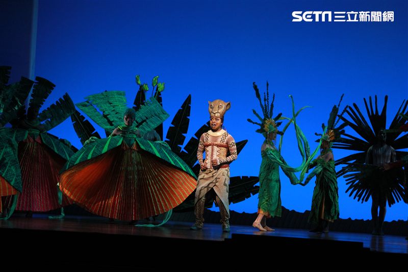 真人版「獅子王」音樂劇撼動人心的演唱搭配栩栩如真的非洲叢林、原野動物，讓現場觀眾都震撼不已。（記者邱榮吉/攝影）