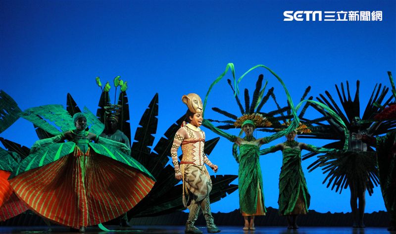 真人版「獅子王」音樂劇撼動人心的演唱搭配栩栩如真的非洲叢林、原野動物，讓現場觀眾都震撼不已。（記者邱榮吉/攝影）