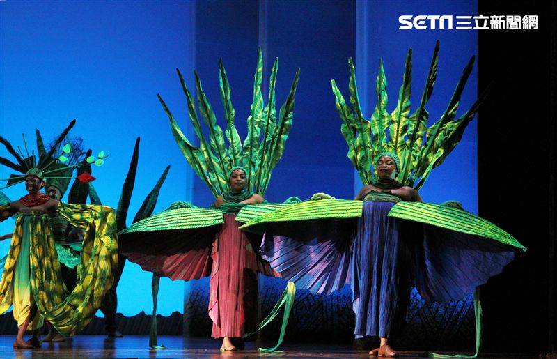 真人版「獅子王」音樂劇撼動人心的演唱搭配栩栩如真的非洲叢林、原野動物，讓現場觀眾都震撼不已。（記者邱榮吉/攝影）