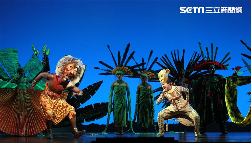 真人版「獅子王」音樂劇撼動人心的演唱搭配栩栩如真的非洲叢林、原野動物，讓現場觀眾都震撼不已。（記者邱榮吉/攝影）