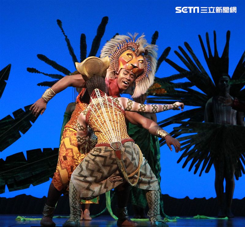 真人版「獅子王」音樂劇撼動人心的演唱搭配栩栩如真的非洲叢林、原野動物，讓現場觀眾都震撼不已。（記者邱榮吉/攝影）