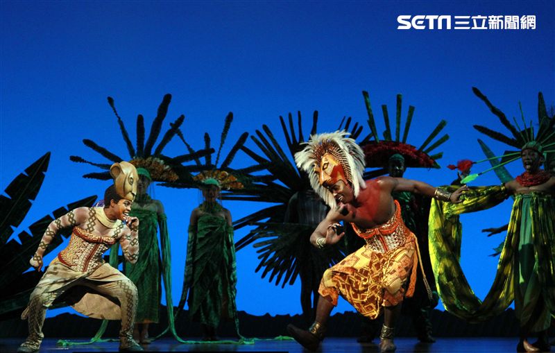 真人版「獅子王」音樂劇撼動人心的演唱搭配栩栩如真的非洲叢林、原野動物，讓現場觀眾都震撼不已。（記者邱榮吉/攝影）