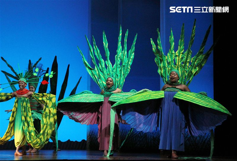 真人版「獅子王」音樂劇撼動人心的演唱搭配栩栩如真的非洲叢林、原野動物，讓現場觀眾都震撼不已。（記者邱榮吉/攝影）