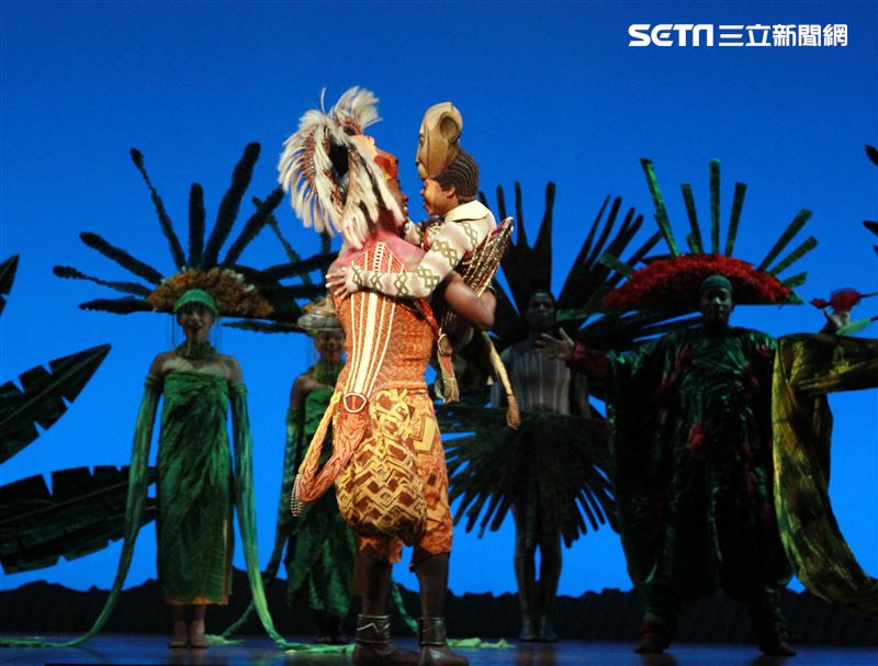 真人版「獅子王」音樂劇撼動人心的演唱搭配栩栩如真的非洲叢林、原野動物，讓現場觀眾都震撼不已。（記者邱榮吉/攝影）
