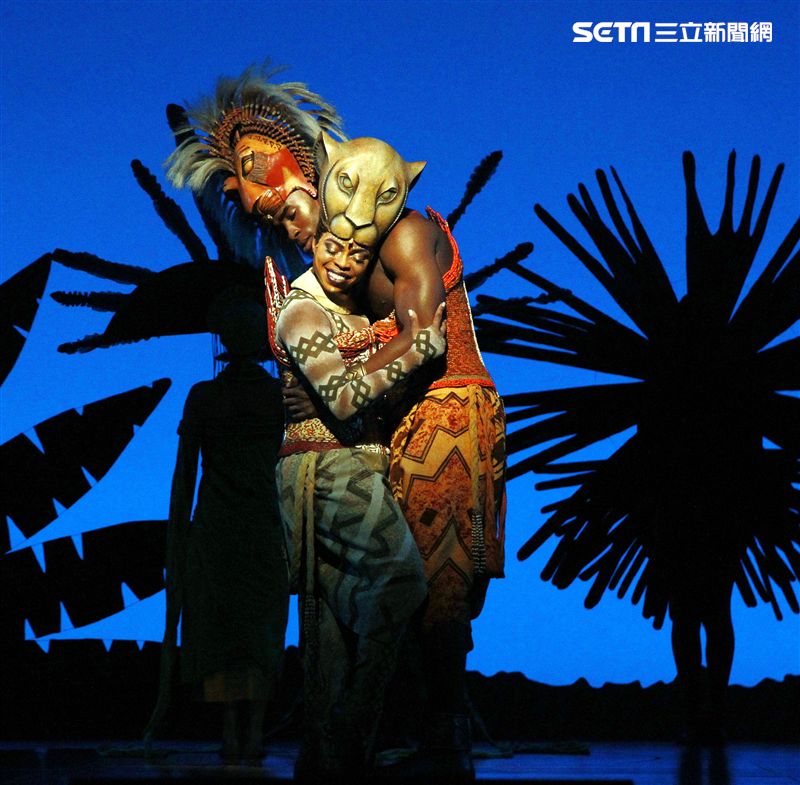 真人版「獅子王」音樂劇撼動人心的演唱搭配栩栩如真的非洲叢林、原野動物，讓現場觀眾都震撼不已。（記者邱榮吉/攝影）