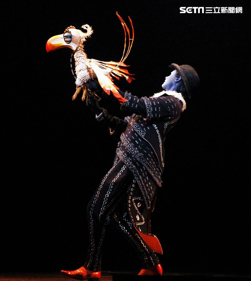 真人版「獅子王」音樂劇撼動人心的演唱搭配栩栩如真的非洲叢林、原野動物，讓現場觀眾都震撼不已。（記者邱榮吉/攝影）