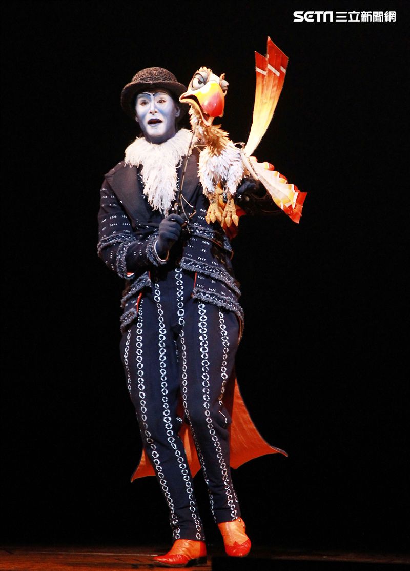 真人版「獅子王」音樂劇撼動人心的演唱搭配栩栩如真的非洲叢林、原野動物，讓現場觀眾都震撼不已。（記者邱榮吉/攝影）