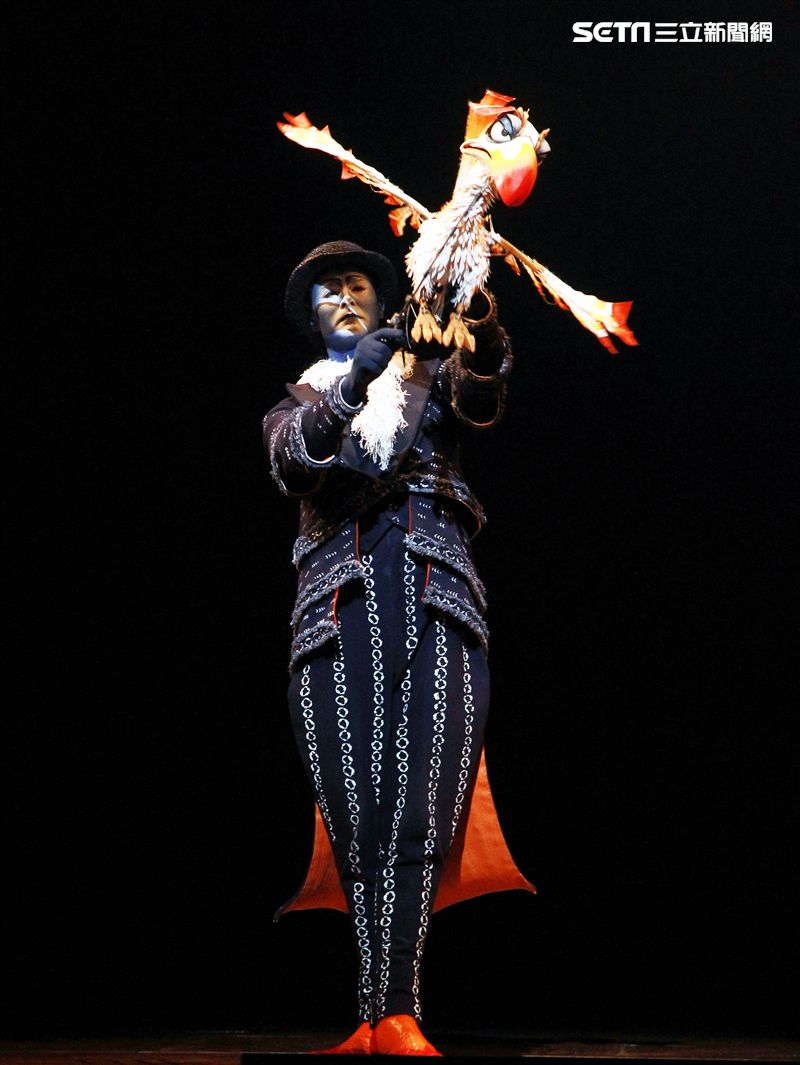 真人版「獅子王」音樂劇撼動人心的演唱搭配栩栩如真的非洲叢林、原野動物，讓現場觀眾都震撼不已。（記者邱榮吉/攝影）