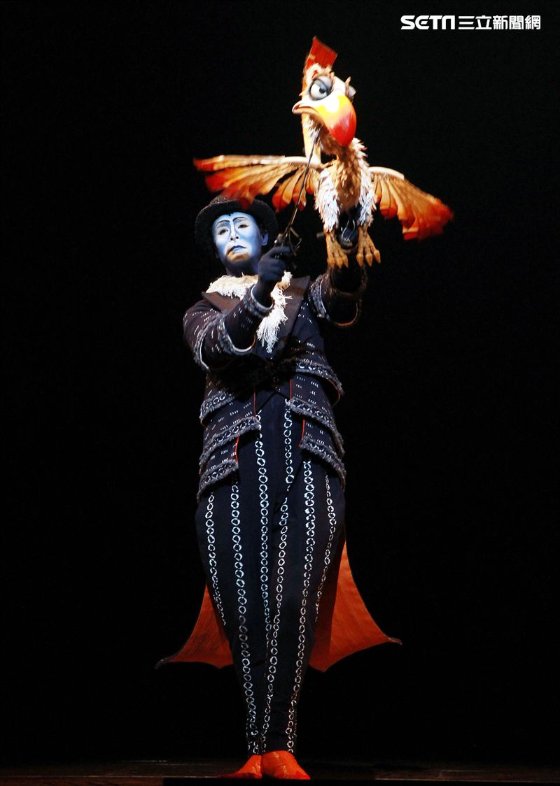 真人版「獅子王」音樂劇撼動人心的演唱搭配栩栩如真的非洲叢林、原野動物，讓現場觀眾都震撼不已。（記者邱榮吉/攝影）