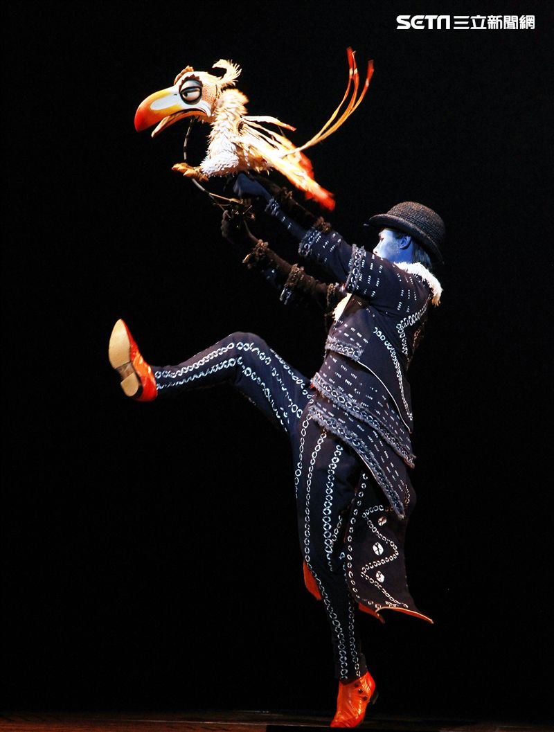 真人版「獅子王」音樂劇撼動人心的演唱搭配栩栩如真的非洲叢林、原野動物，讓現場觀眾都震撼不已。（記者邱榮吉/攝影）