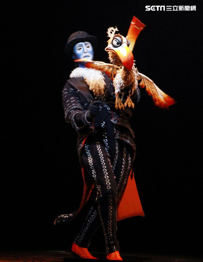 真人版「獅子王」音樂劇撼動人心的演唱搭配栩栩如真的非洲叢林、原野動物，讓現場觀眾都震撼不已。（記者邱榮吉/攝影）