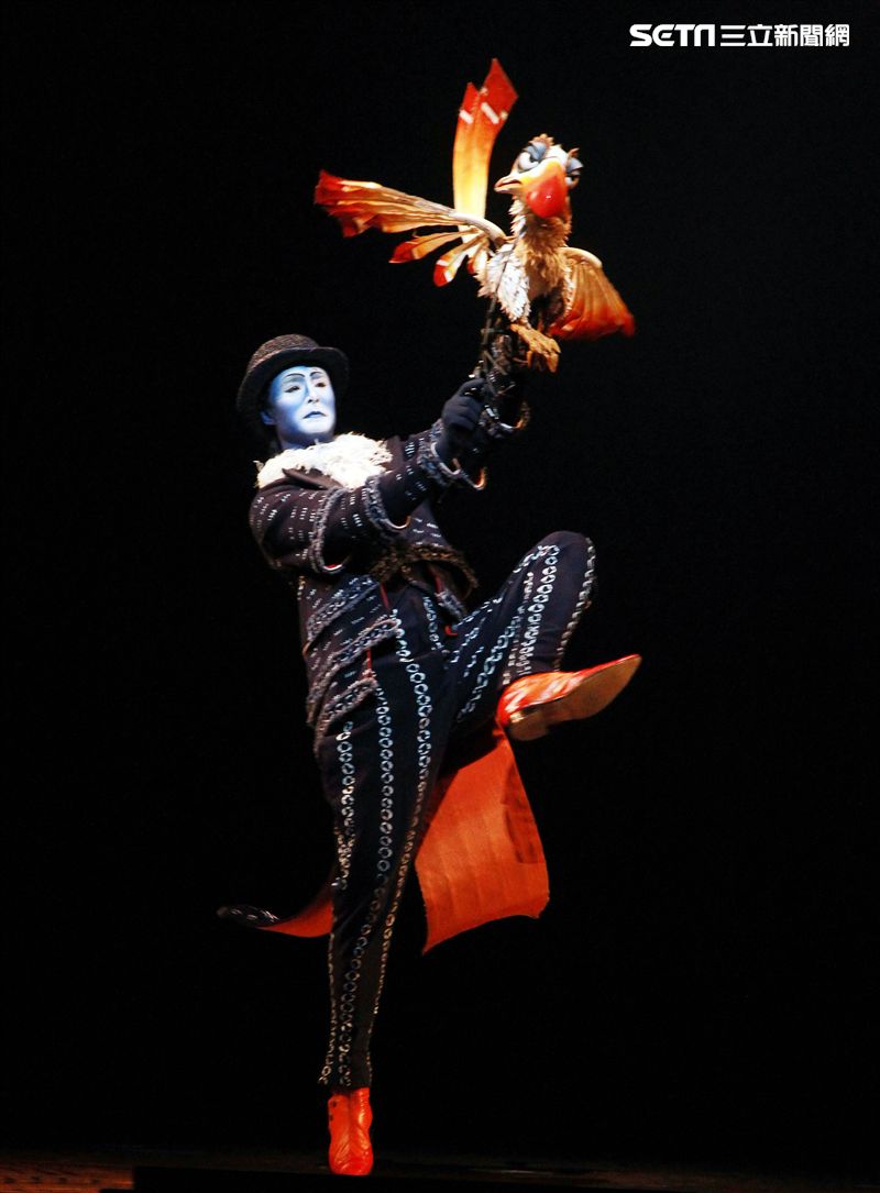 真人版「獅子王」音樂劇撼動人心的演唱搭配栩栩如真的非洲叢林、原野動物，讓現場觀眾都震撼不已。（記者邱榮吉/攝影）