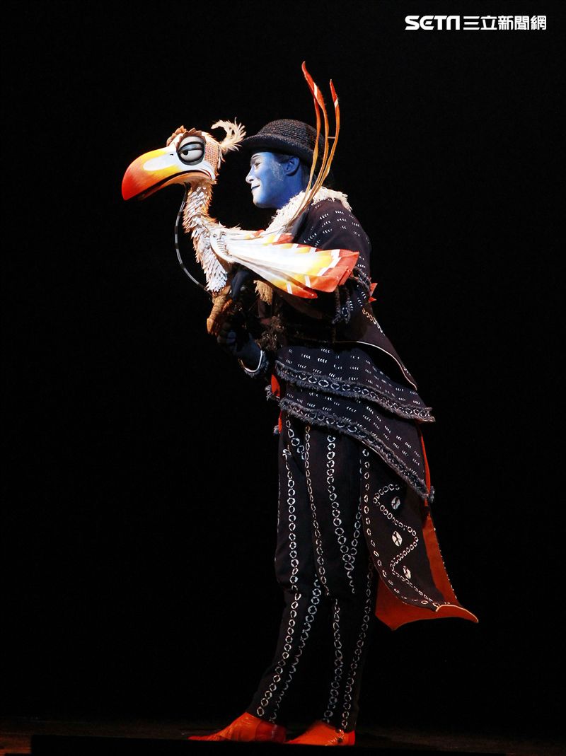 真人版「獅子王」音樂劇撼動人心的演唱搭配栩栩如真的非洲叢林、原野動物，讓現場觀眾都震撼不已。（記者邱榮吉/攝影）