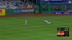 ▲紅雀中外野手飛撲，球卻進了左外野手手套。（圖／翻攝自MLB官網）