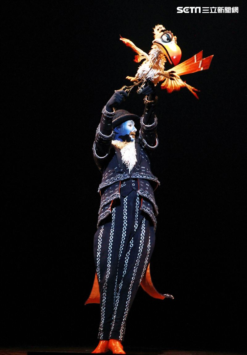 真人版「獅子王」音樂劇撼動人心的演唱搭配栩栩如真的非洲叢林、原野動物，讓現場觀眾都震撼不已。（記者邱榮吉/攝影）