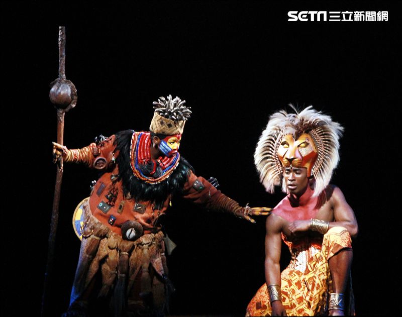 真人版「獅子王」音樂劇撼動人心的演唱搭配栩栩如真的非洲叢林、原野動物，讓現場觀眾都震撼不已。（記者邱榮吉/攝影）