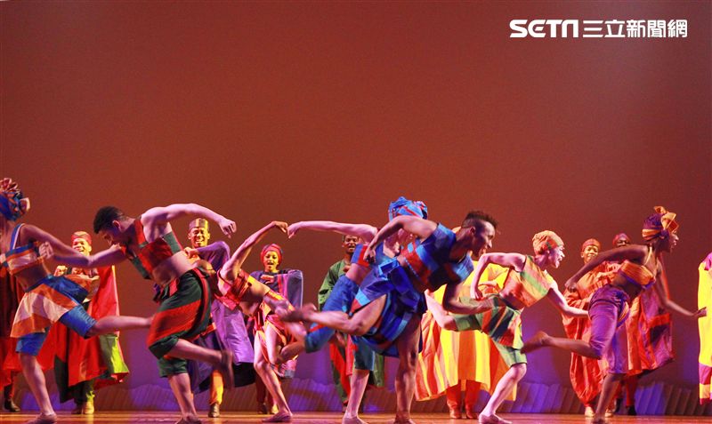 真人版「獅子王」音樂劇撼動人心的演唱搭配栩栩如真的非洲叢林、原野動物，讓現場觀眾都震撼不已。（記者邱榮吉/攝影）